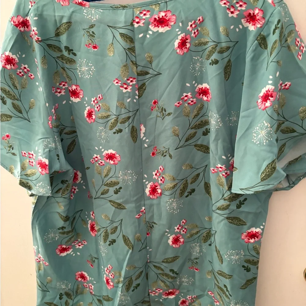 BloomChic Green Flutter Sleeve Floral Blouse - Picture 2 of 2